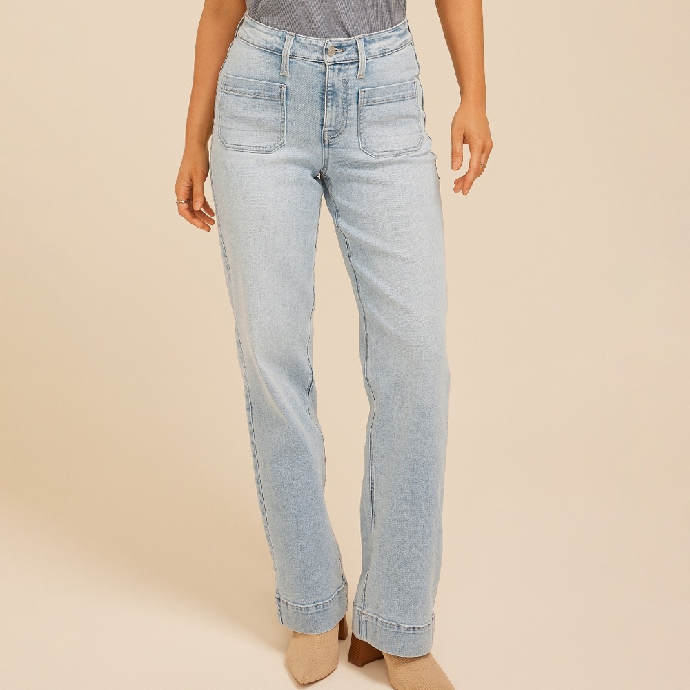Cutest Patch Pocket High Rise Wide Legged Jeans!